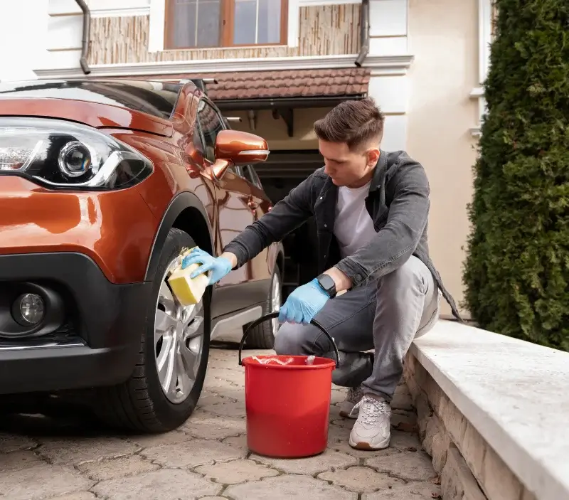 Lavage auto à domicile Gallargues-le-Montueux : professionnel intervenant sur un véhicule